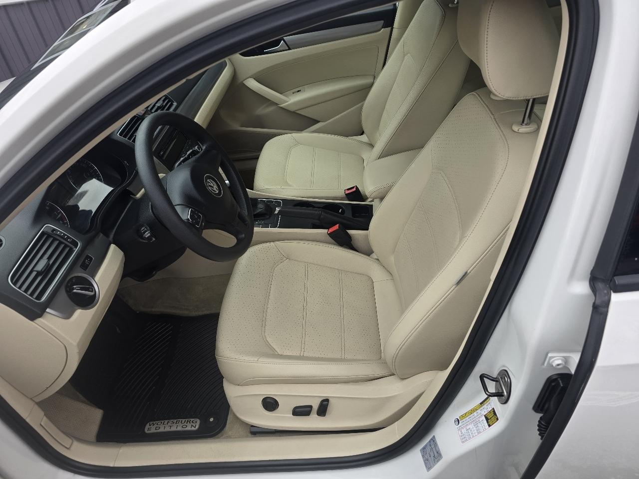 Volkswagen Passat 4dr Sdn 2.5L Auto Wolfsburg Edition PZEV 2013