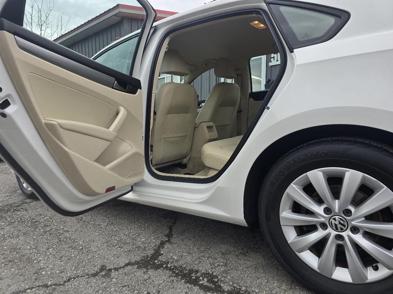 Volkswagen Passat 4dr Sdn 2.5L Auto Wolfsburg Edition PZEV 2013