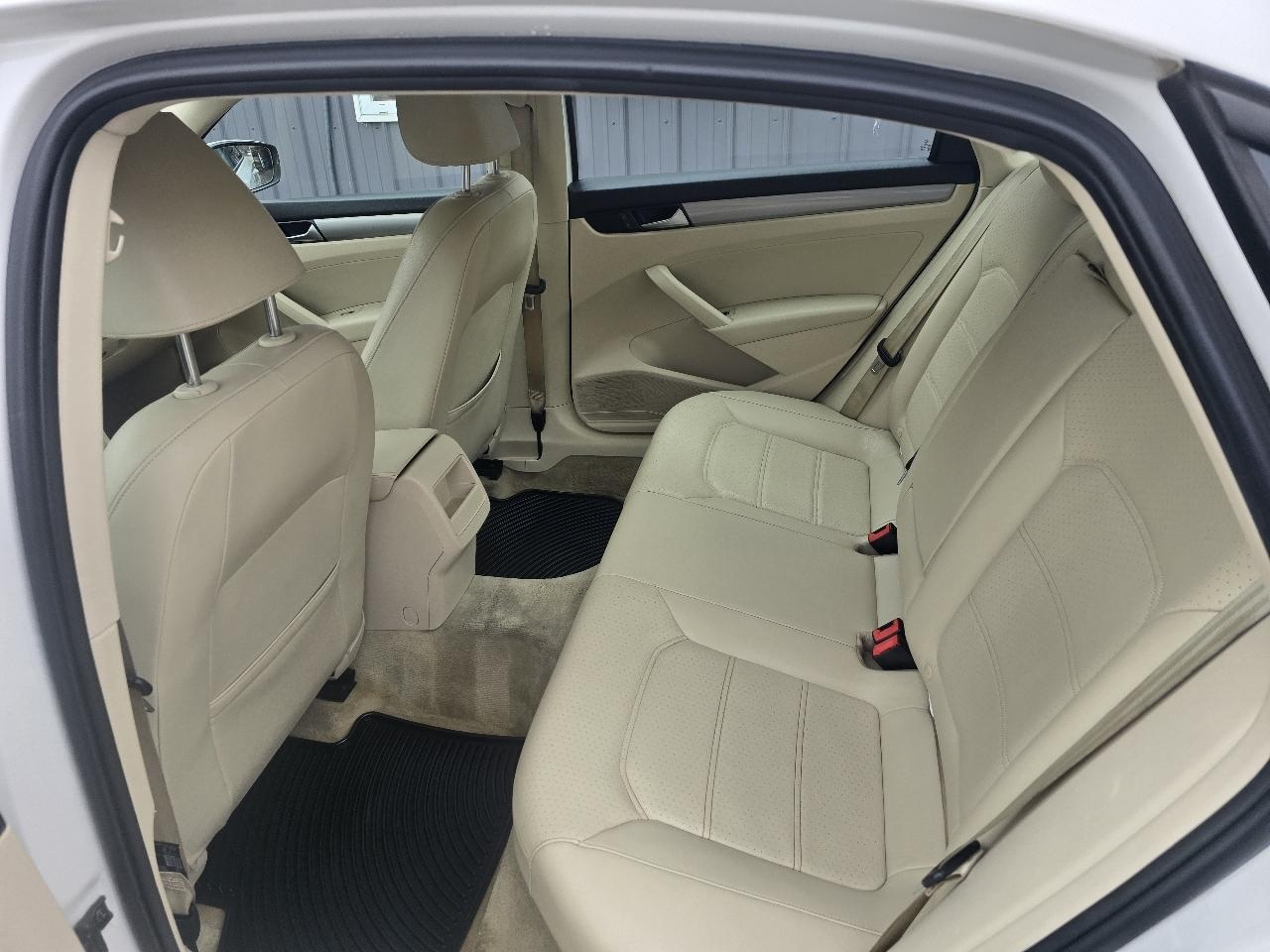 Volkswagen Passat 4dr Sdn 2.5L Auto Wolfsburg Edition PZEV 2013