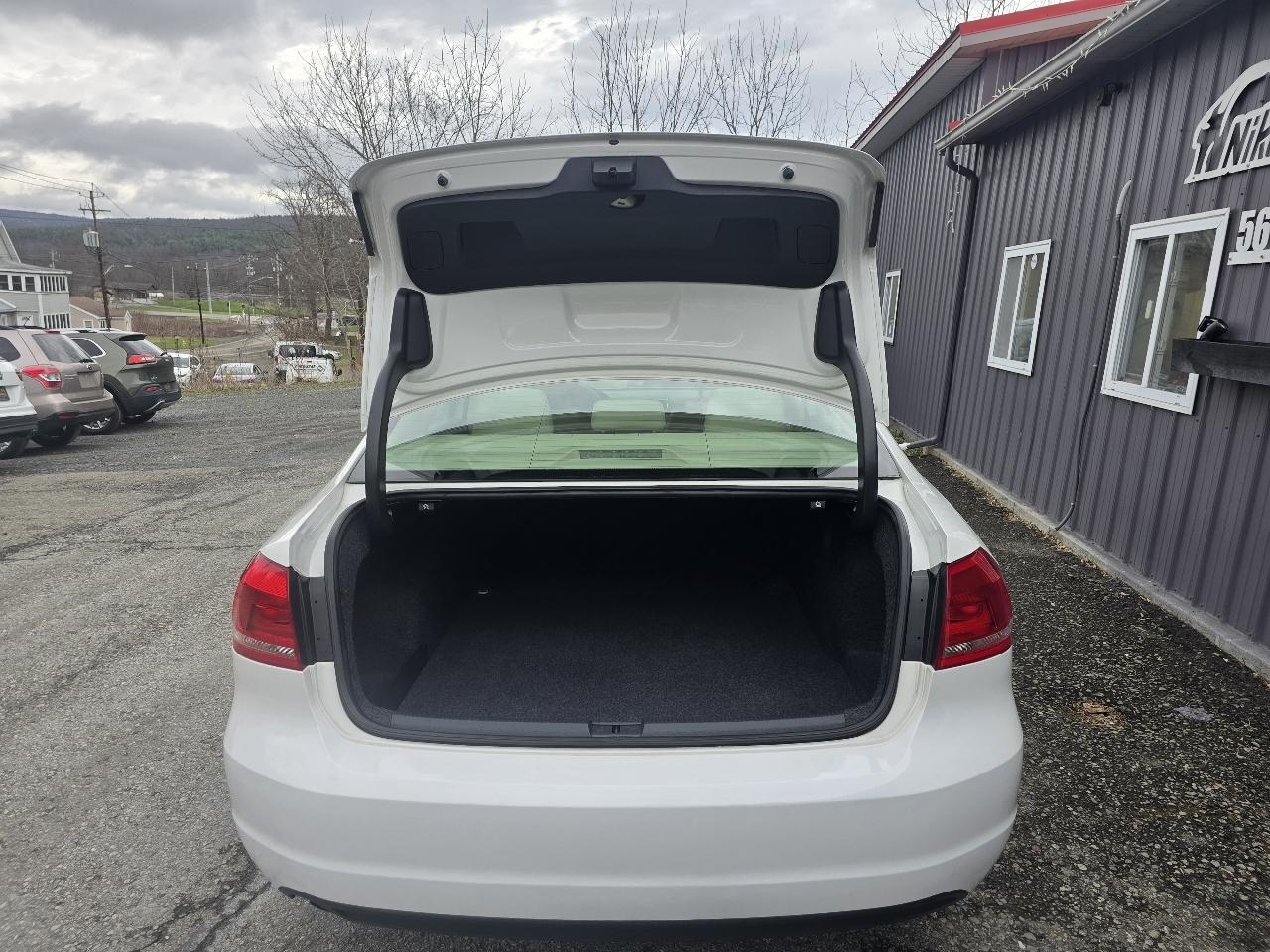 Volkswagen Passat 4dr Sdn 2.5L Auto Wolfsburg Edition PZEV 2013