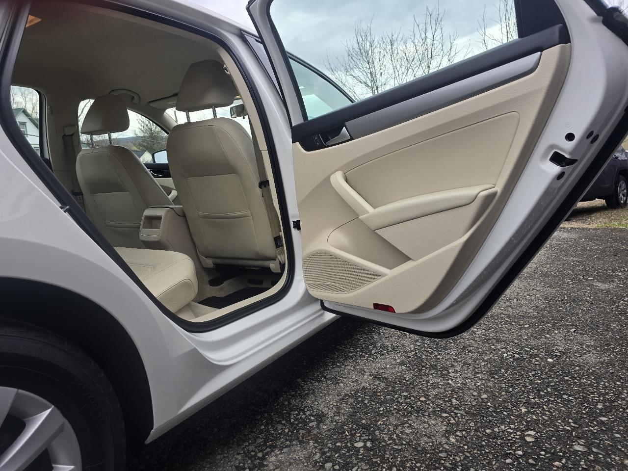 Volkswagen Passat 4dr Sdn 2.5L Auto Wolfsburg Edition PZEV 2013