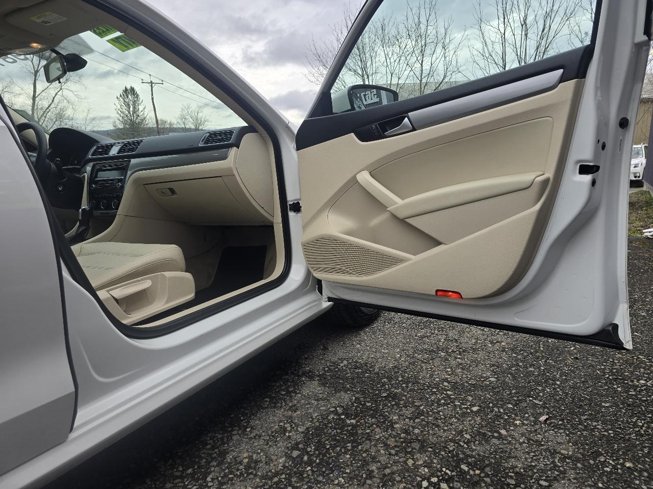 Volkswagen Passat 4dr Sdn 2.5L Auto Wolfsburg Edition PZEV 2013