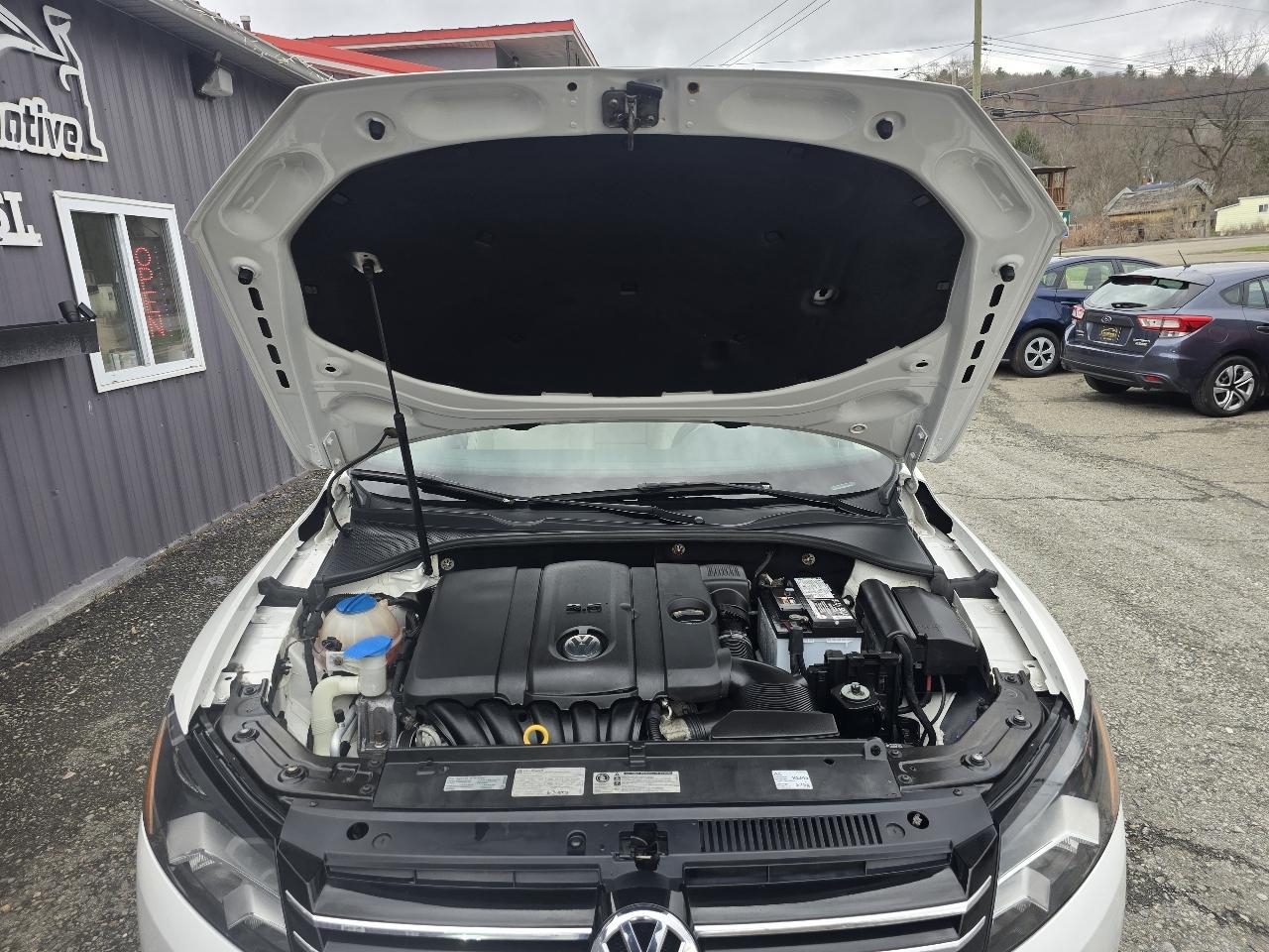 Volkswagen Passat 4dr Sdn 2.5L Auto Wolfsburg Edition PZEV 2013