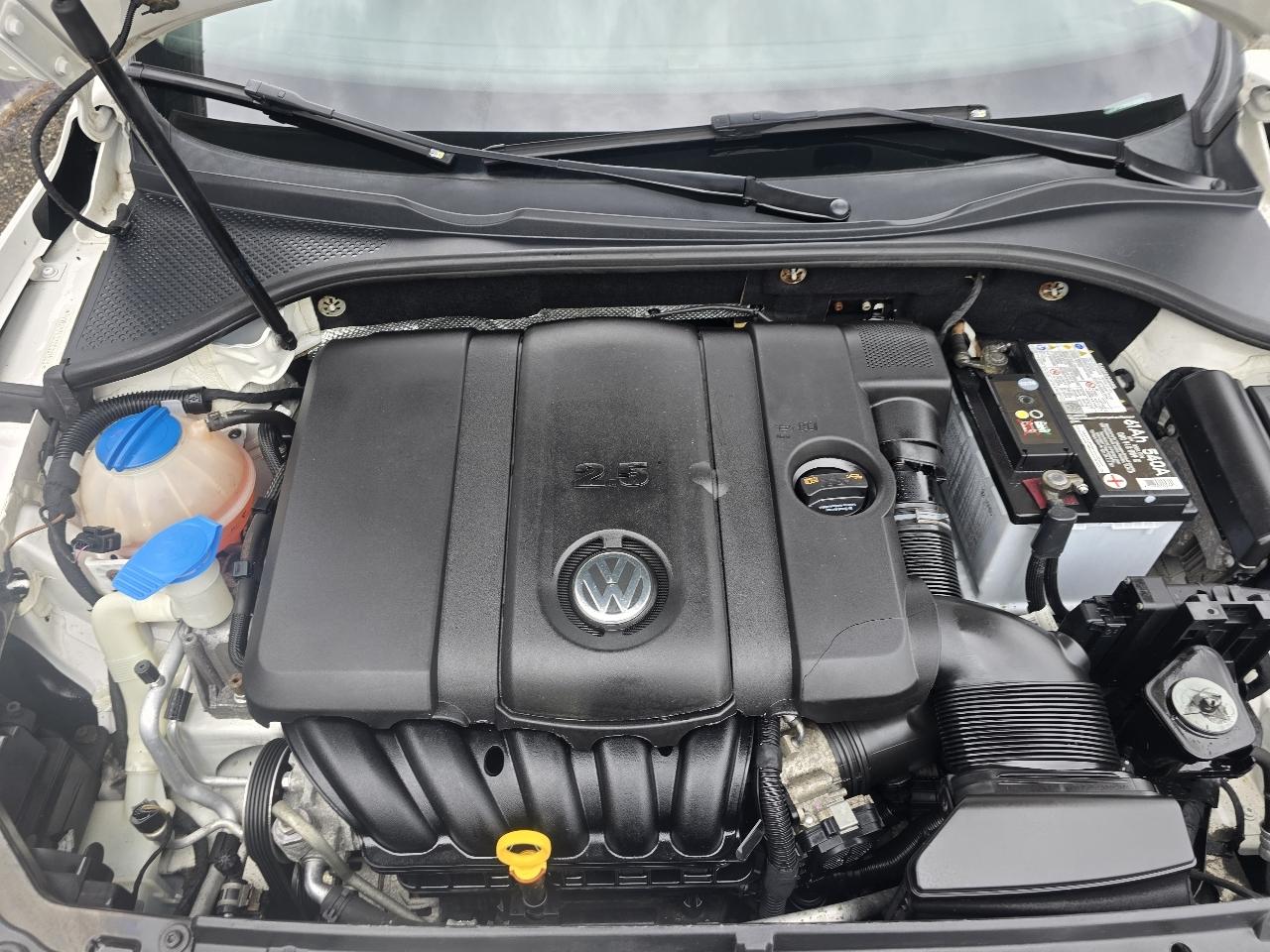 Volkswagen Passat 4dr Sdn 2.5L Auto Wolfsburg Edition PZEV 2013