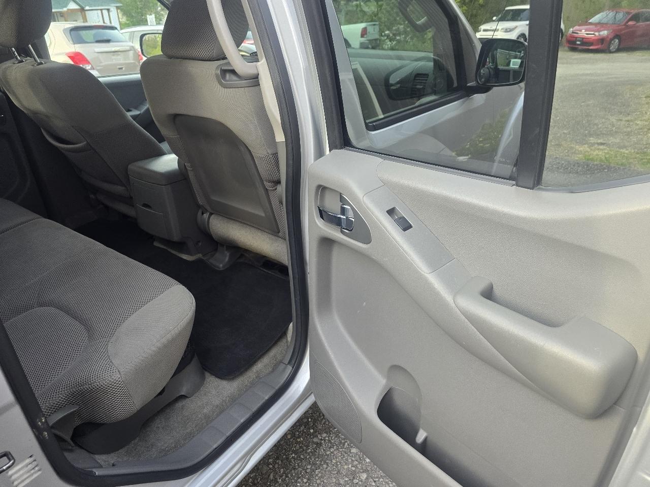 Nissan Frontier 4WD Crew Cab SWB Auto SV 2012
