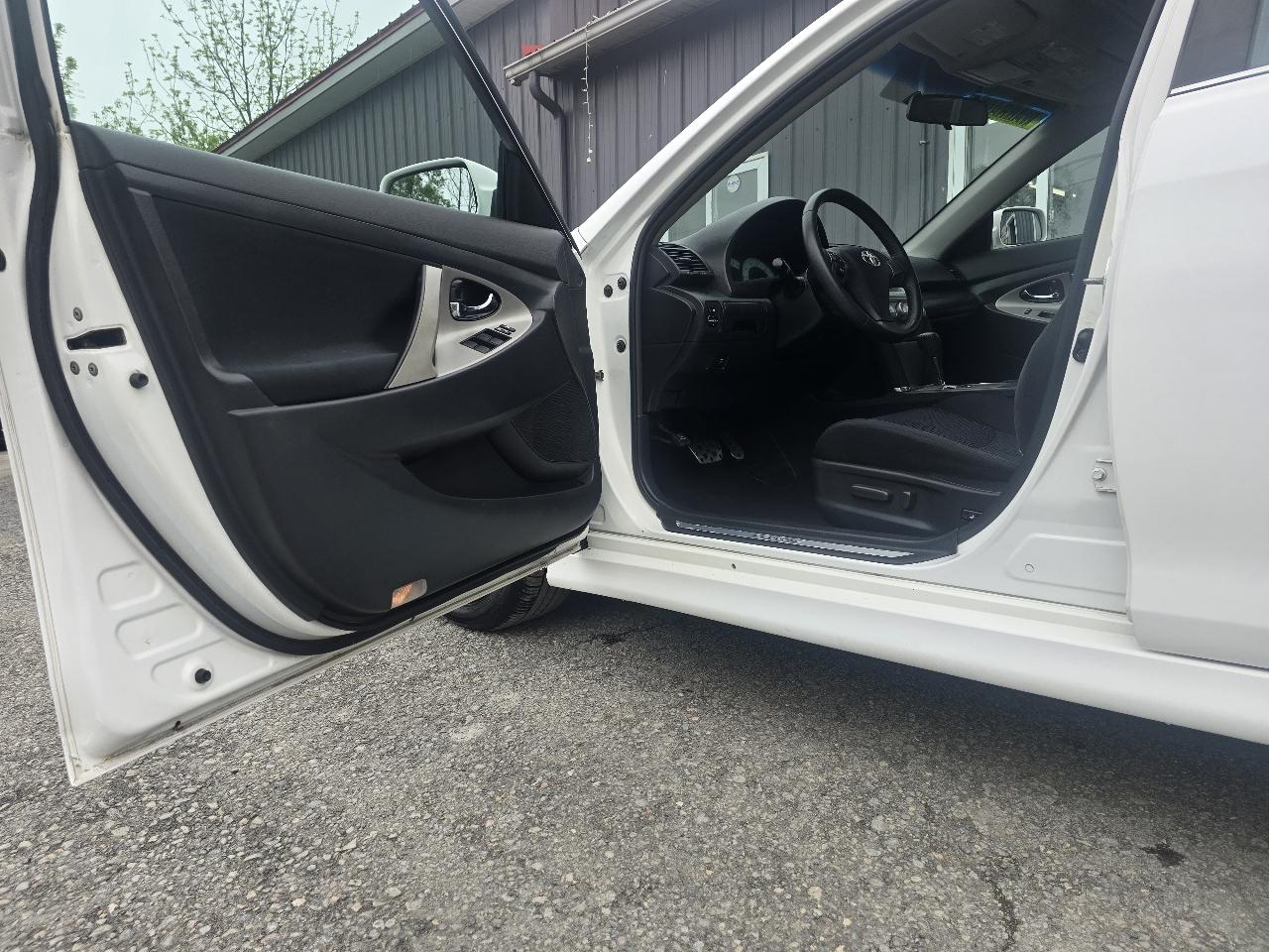 Toyota Camry 4dr Sdn I4 Man LE (Natl) 2011