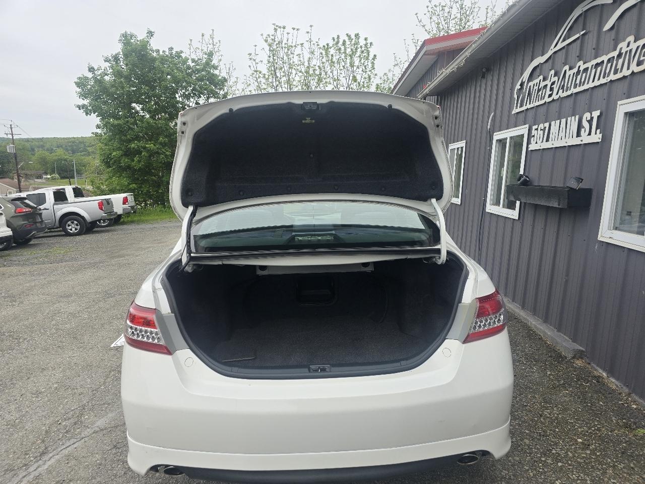 Toyota Camry 4dr Sdn I4 Man LE (Natl) 2011