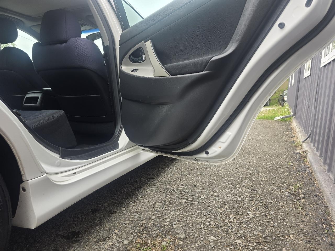 Toyota Camry 4dr Sdn I4 Man LE (Natl) 2011