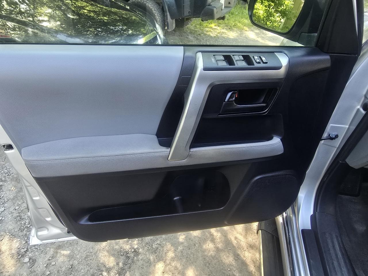 Toyota 4Runner 4WD 4dr V6 Limited (Natl) 2011