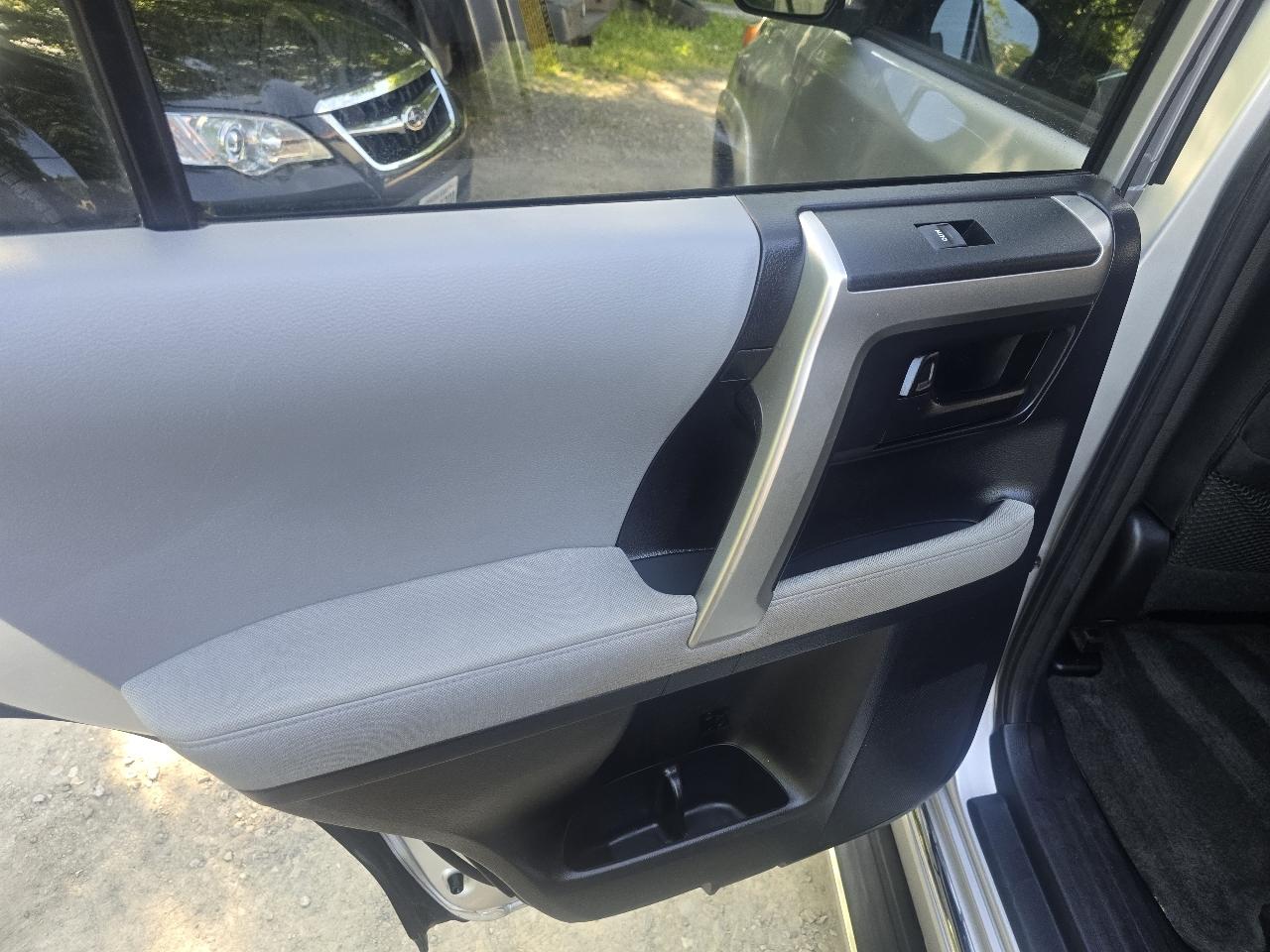 Toyota 4Runner 4WD 4dr V6 Limited (Natl) 2011