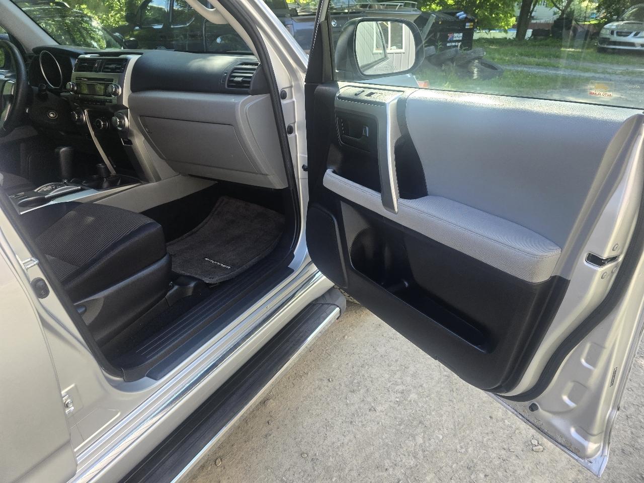 Toyota 4Runner 4WD 4dr V6 Limited (Natl) 2011