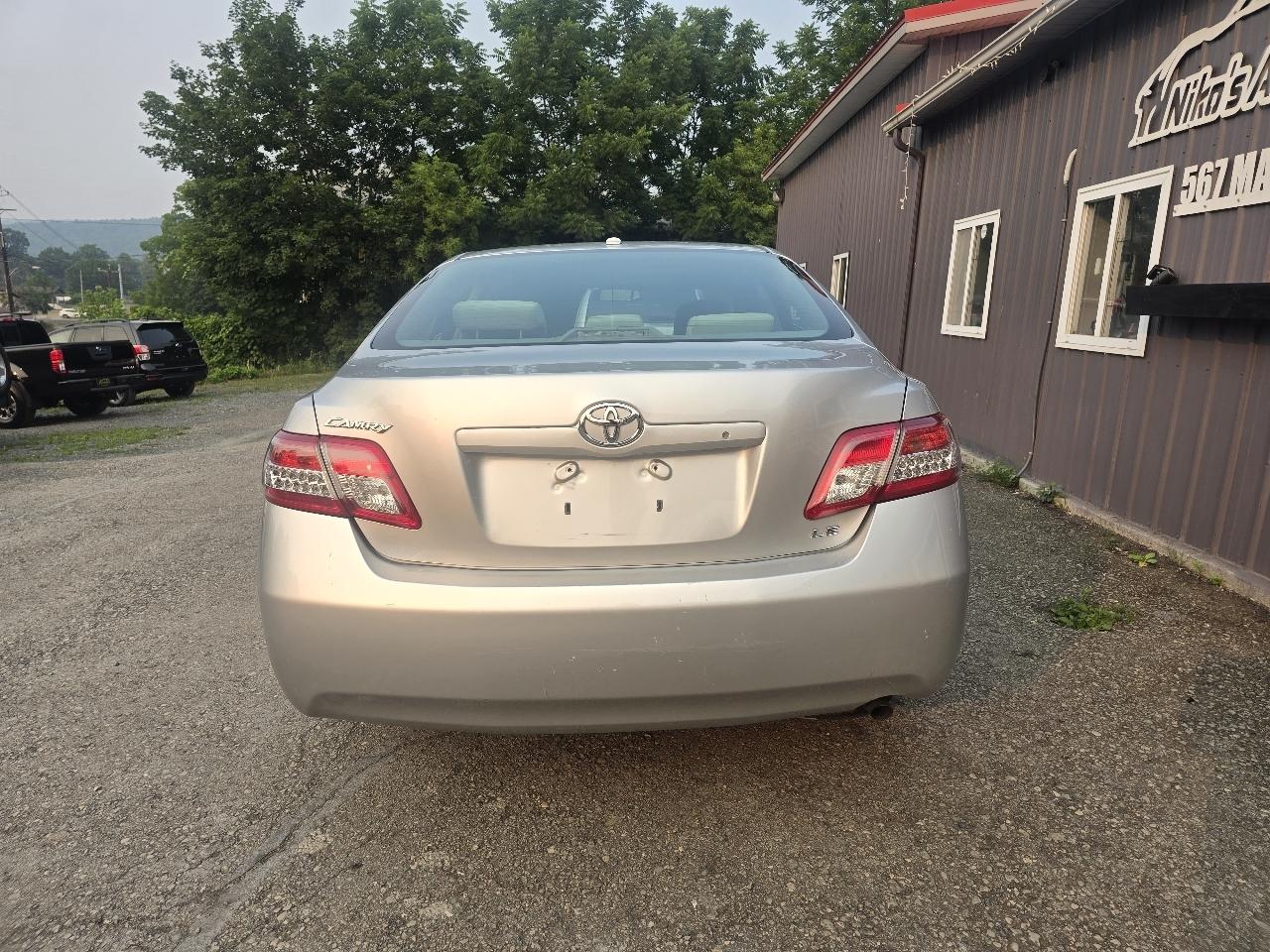 Toyota Camry 4dr Sdn I4 Man LE (Natl) 2011
