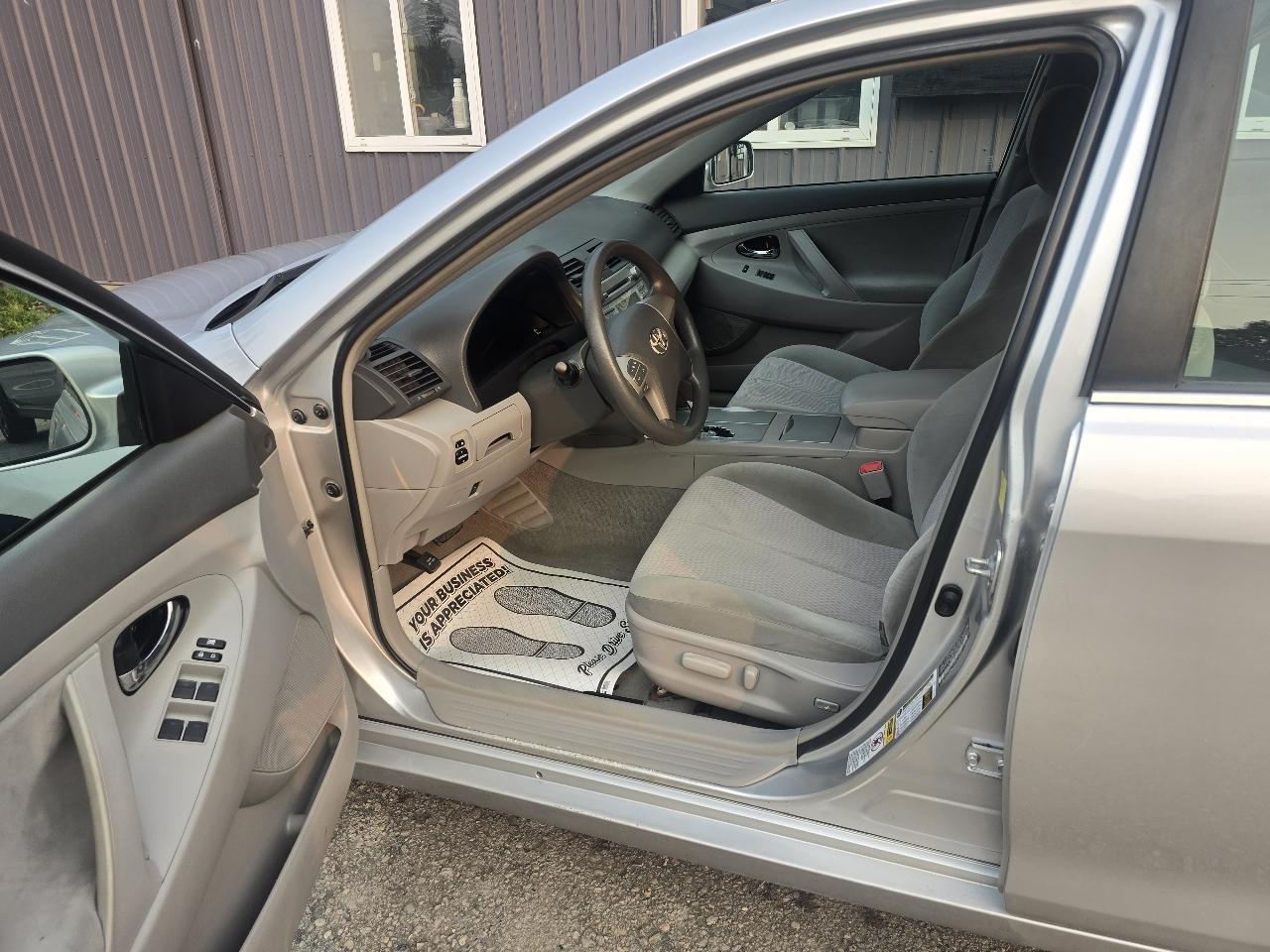 Toyota Camry 4dr Sdn I4 Man LE (Natl) 2011