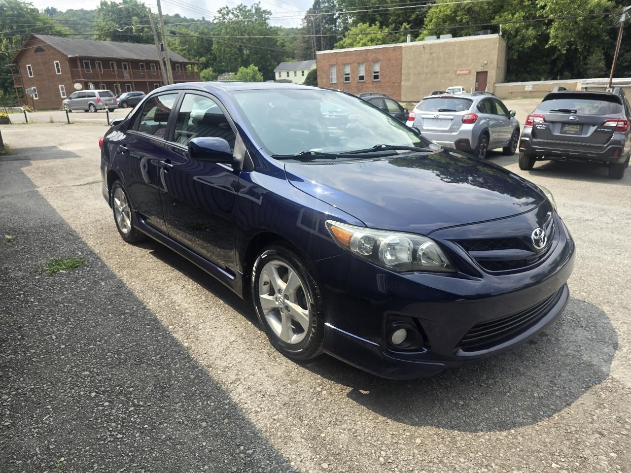 Toyota Corolla 4dr Sdn Auto LE (Natl) 2011