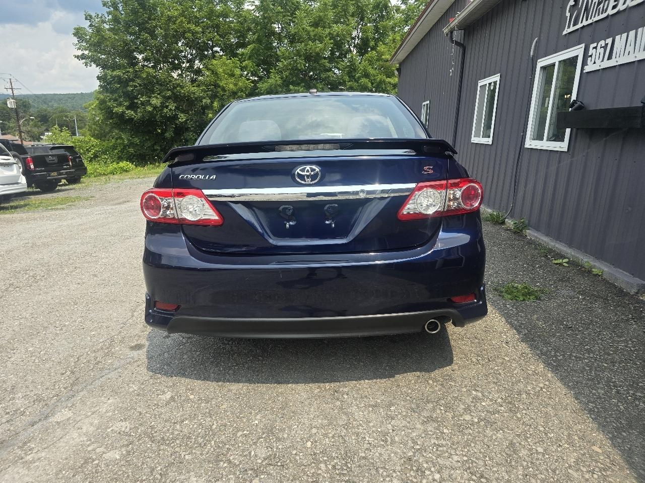 Toyota Corolla 4dr Sdn Auto LE (Natl) 2011