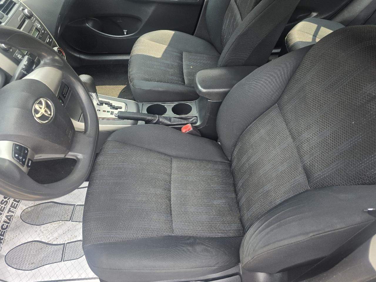 Toyota Corolla 4dr Sdn Auto LE (Natl) 2011