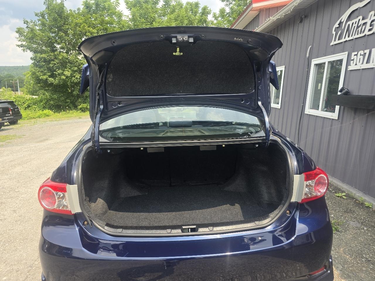 Toyota Corolla 4dr Sdn Auto LE (Natl) 2011