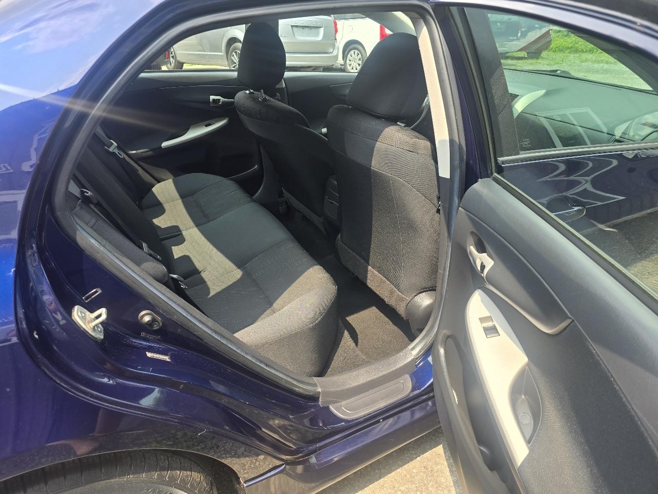 Toyota Corolla 4dr Sdn Auto LE (Natl) 2011
