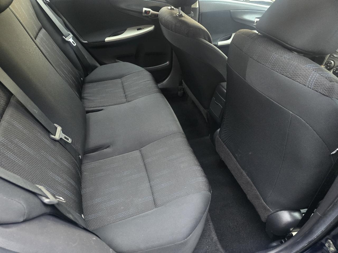 Toyota Corolla 4dr Sdn Auto LE (Natl) 2011