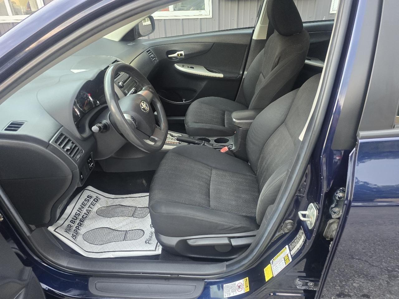 Toyota Corolla 4dr Sdn Auto LE (Natl) 2011