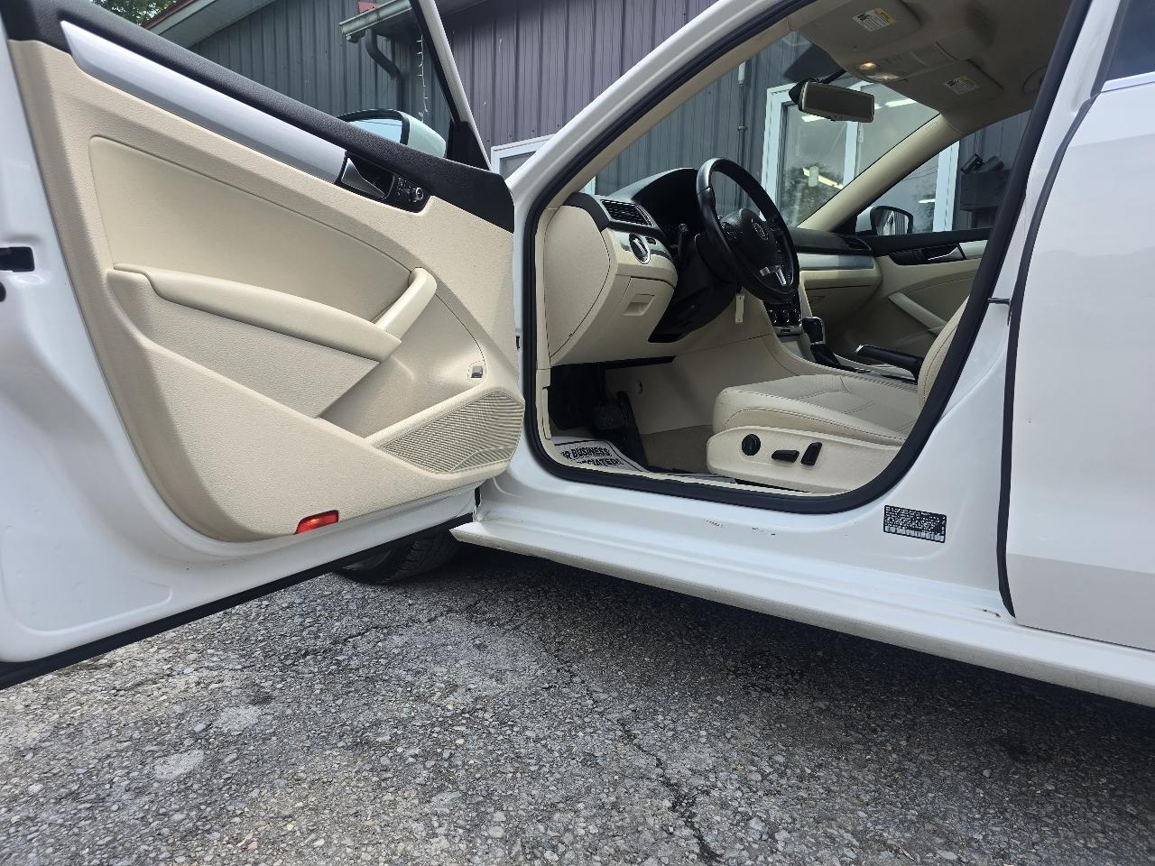 Volkswagen Passat 4dr Sdn 2.5L Auto SE PZEV 2013