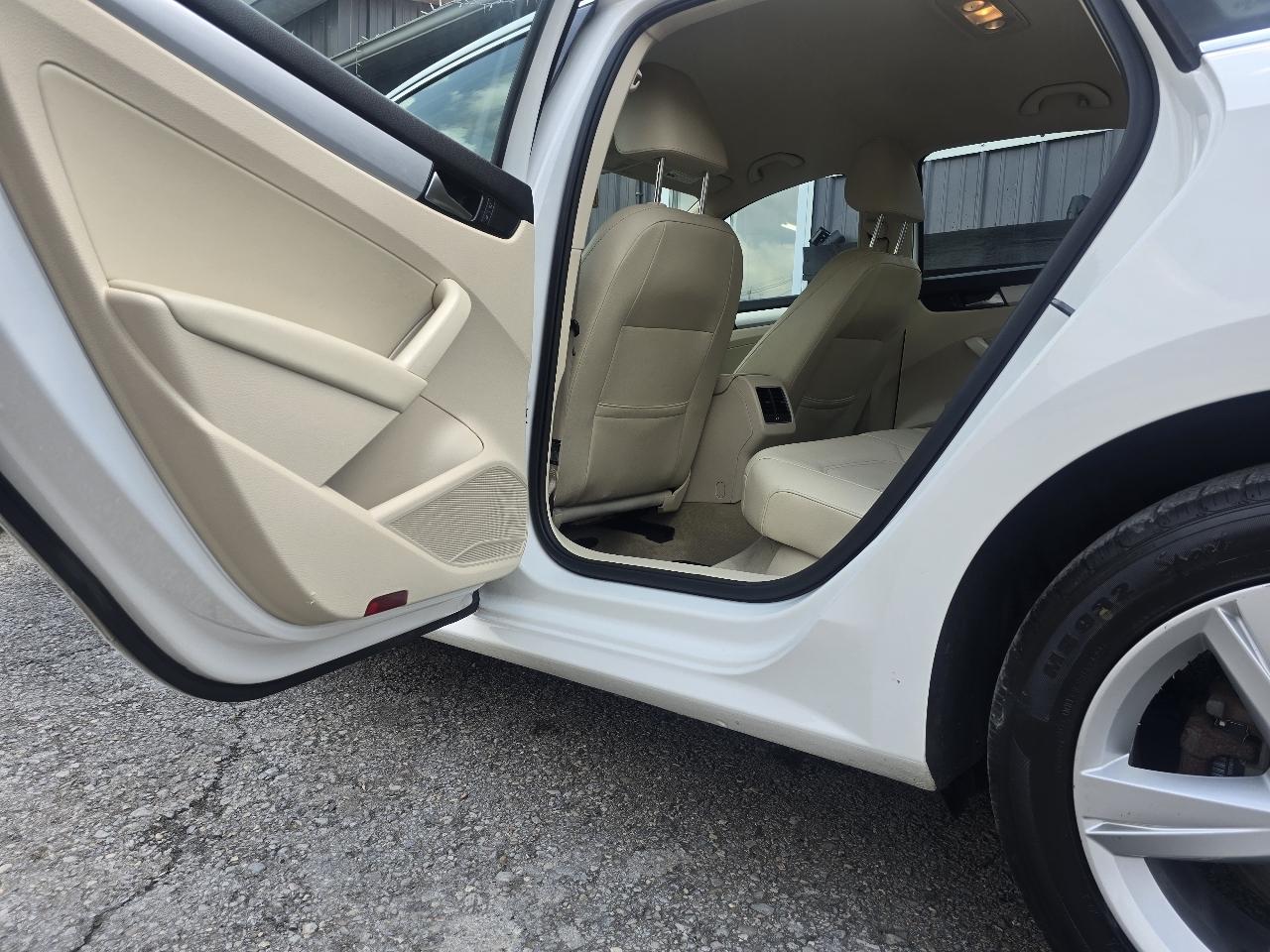 Volkswagen Passat 4dr Sdn 2.5L Auto SE PZEV 2013