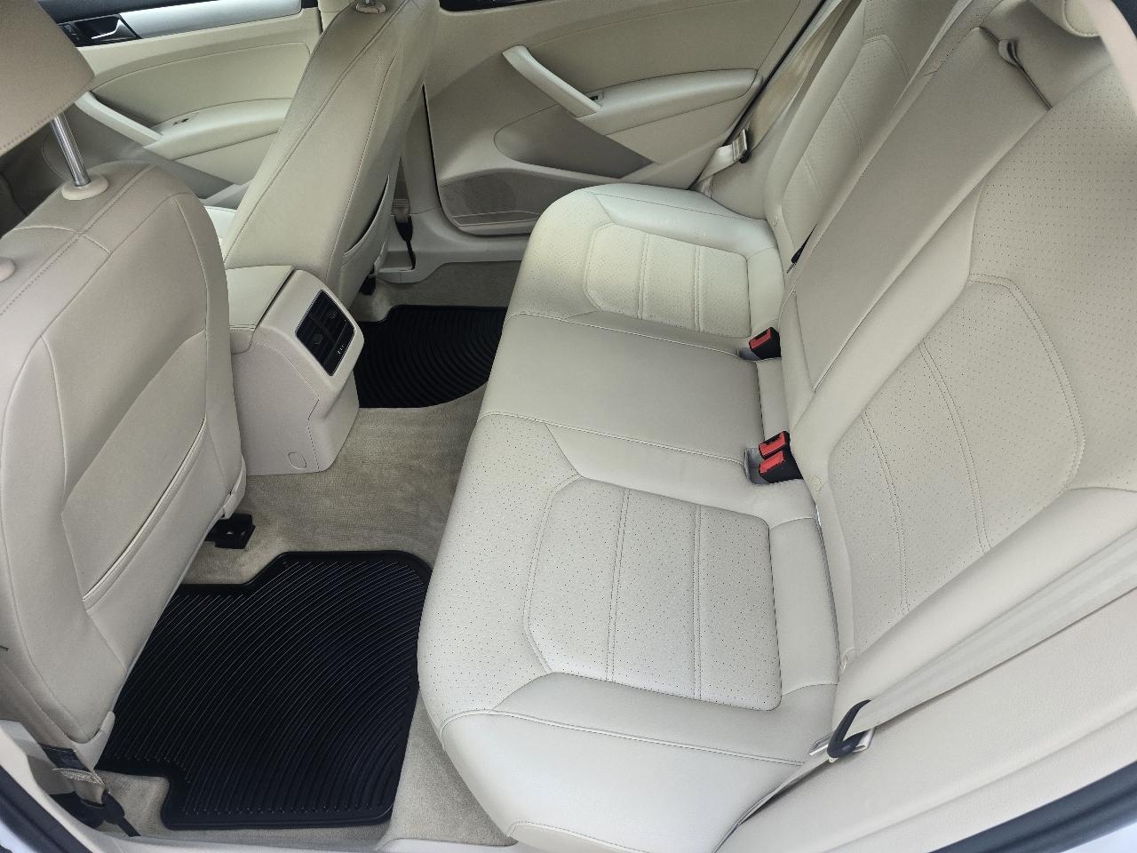 Volkswagen Passat 4dr Sdn 2.5L Auto SE PZEV 2013