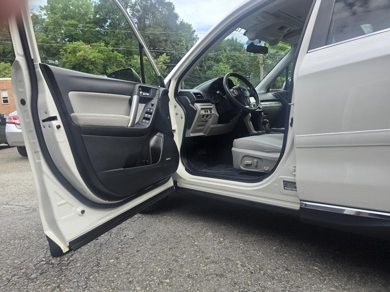 Subaru Forester 4dr CVT 2.5i Touring PZEV 2015