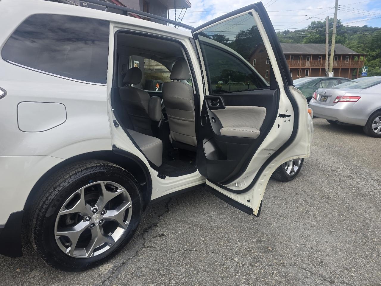 Subaru Forester 4dr CVT 2.5i Touring PZEV 2015