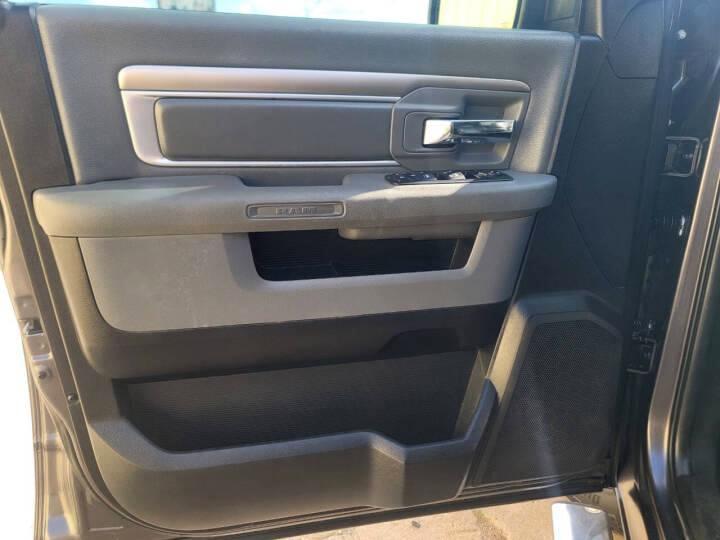 RAM 1500 SLT Crew Cab SWB 4WD 2016