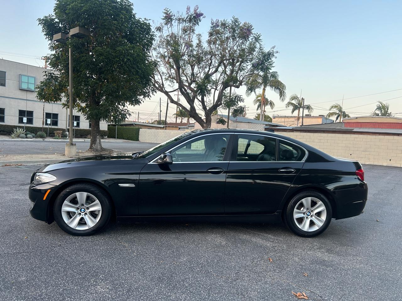 BMW 5-Series 528i 2011