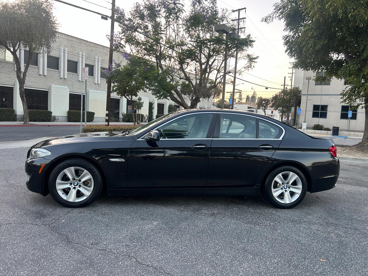 BMW 5-Series 528i 2011