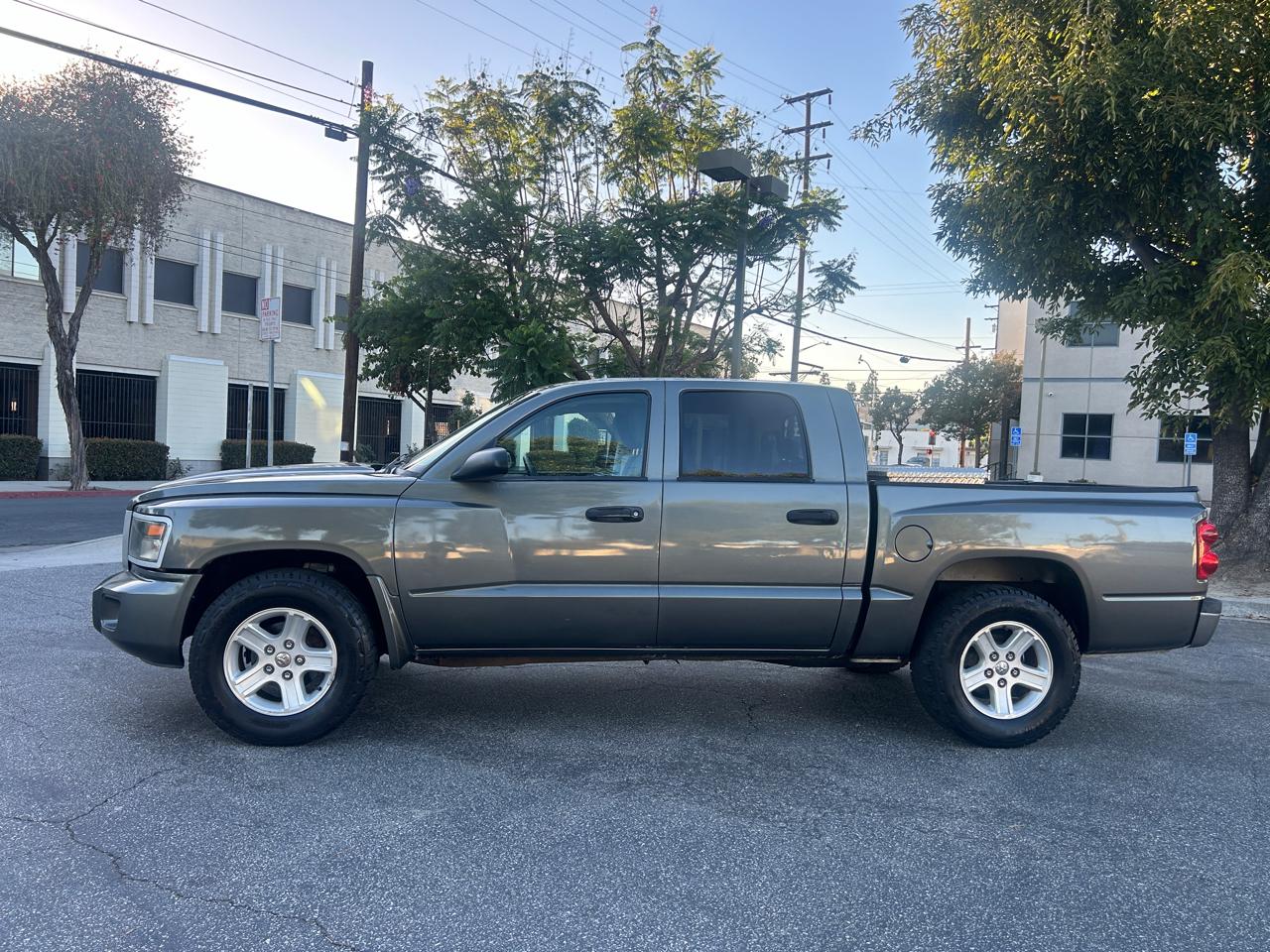 Dodge Dakota SXT Crew Cab 2WD 2011