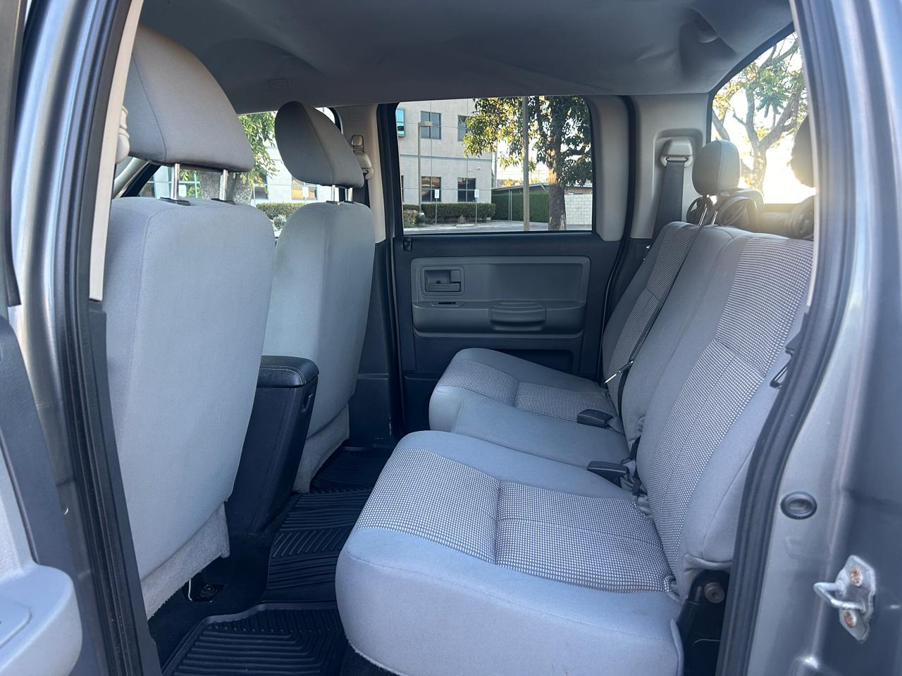 Dodge Dakota SXT Crew Cab 2WD 2011