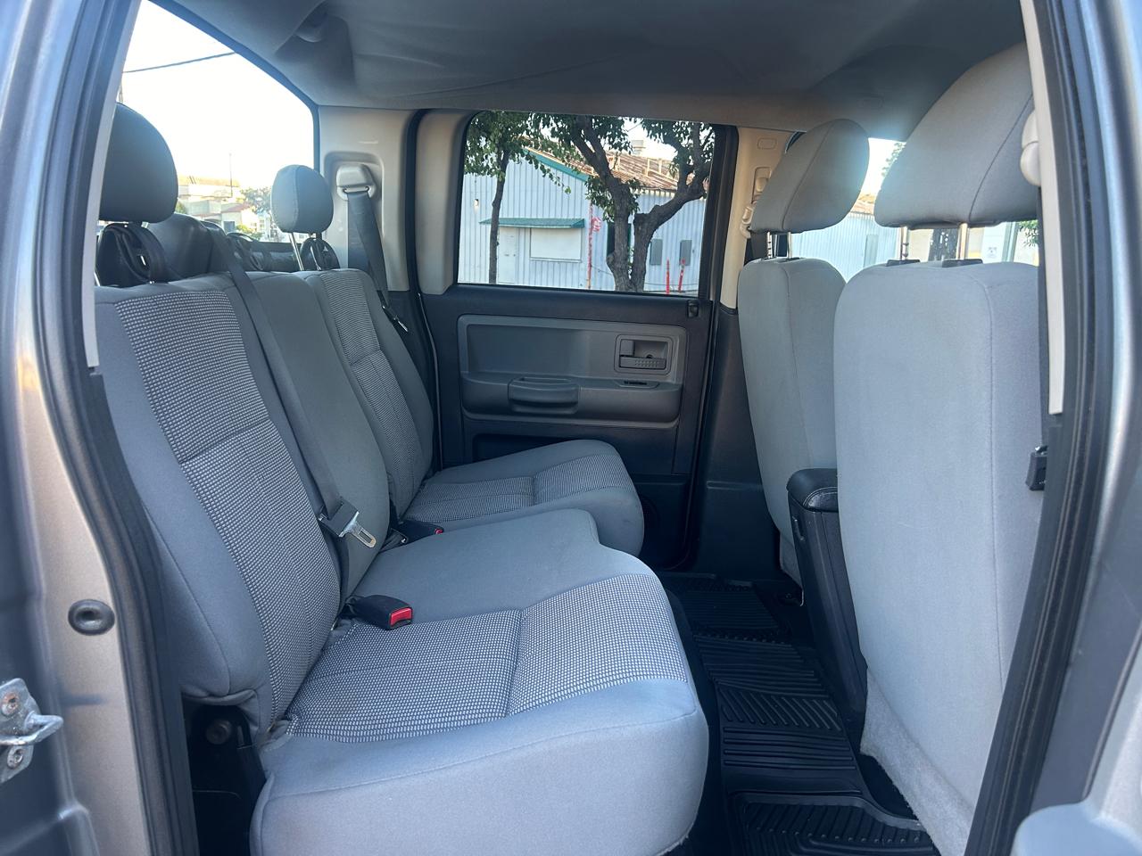 Dodge Dakota SXT Crew Cab 2WD 2011