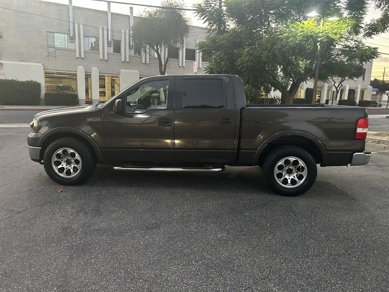Ford F-150 Lariat SuperCrew 2WD 2005