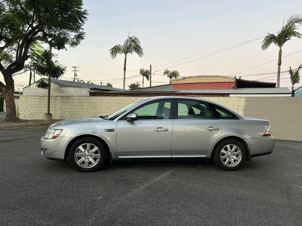 Ford Taurus SE FWD 2009