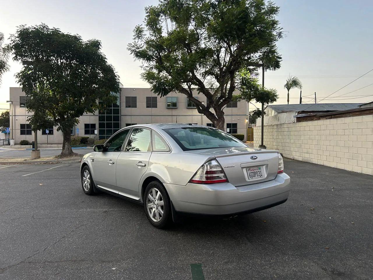 Ford Taurus SE FWD 2009