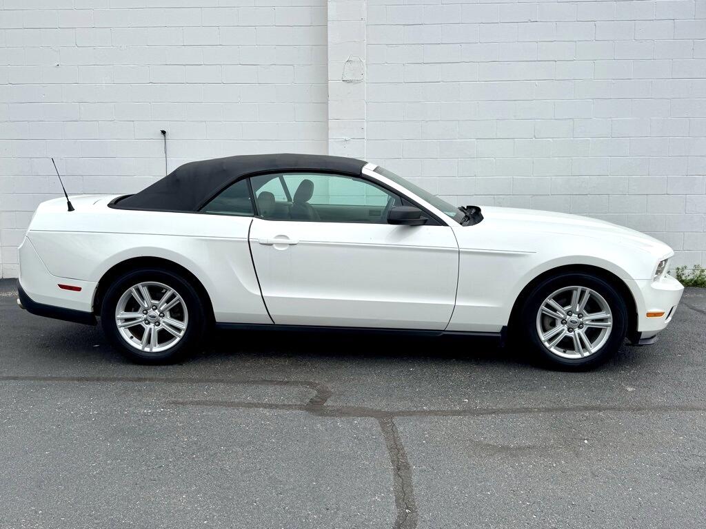 2010 Ford Mustang V6 photo 3