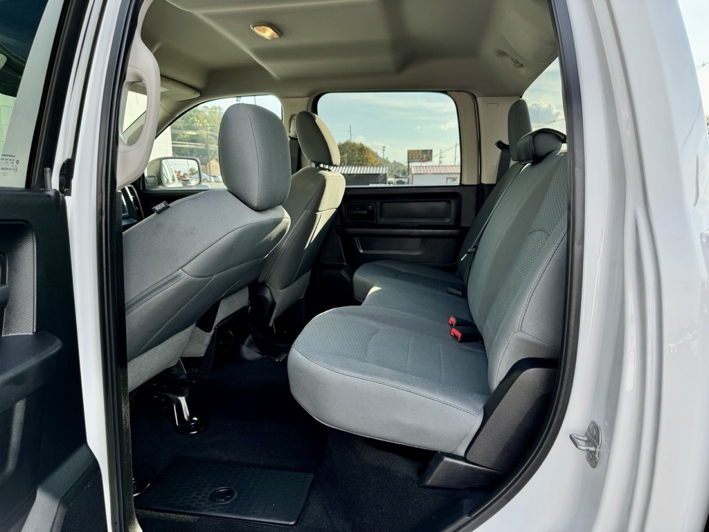 RAM 1500 4WD Crew Cab 140.5" Express 2016