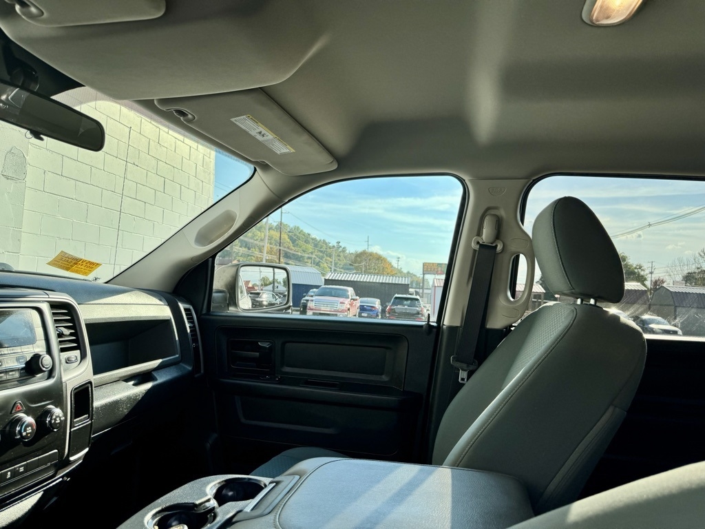 RAM 1500 4WD Crew Cab 140.5" Express 2016