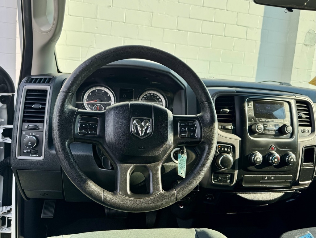 RAM 1500 4WD Crew Cab 140.5" Express 2016