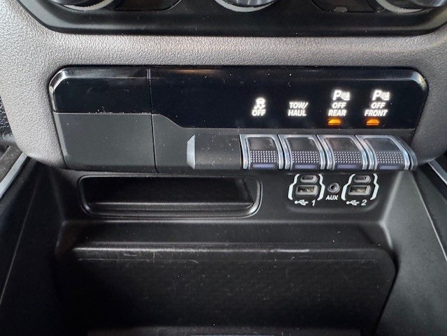 RAM 1500 Big Horn 4x4 Crew Cab 5'7" Box 2021