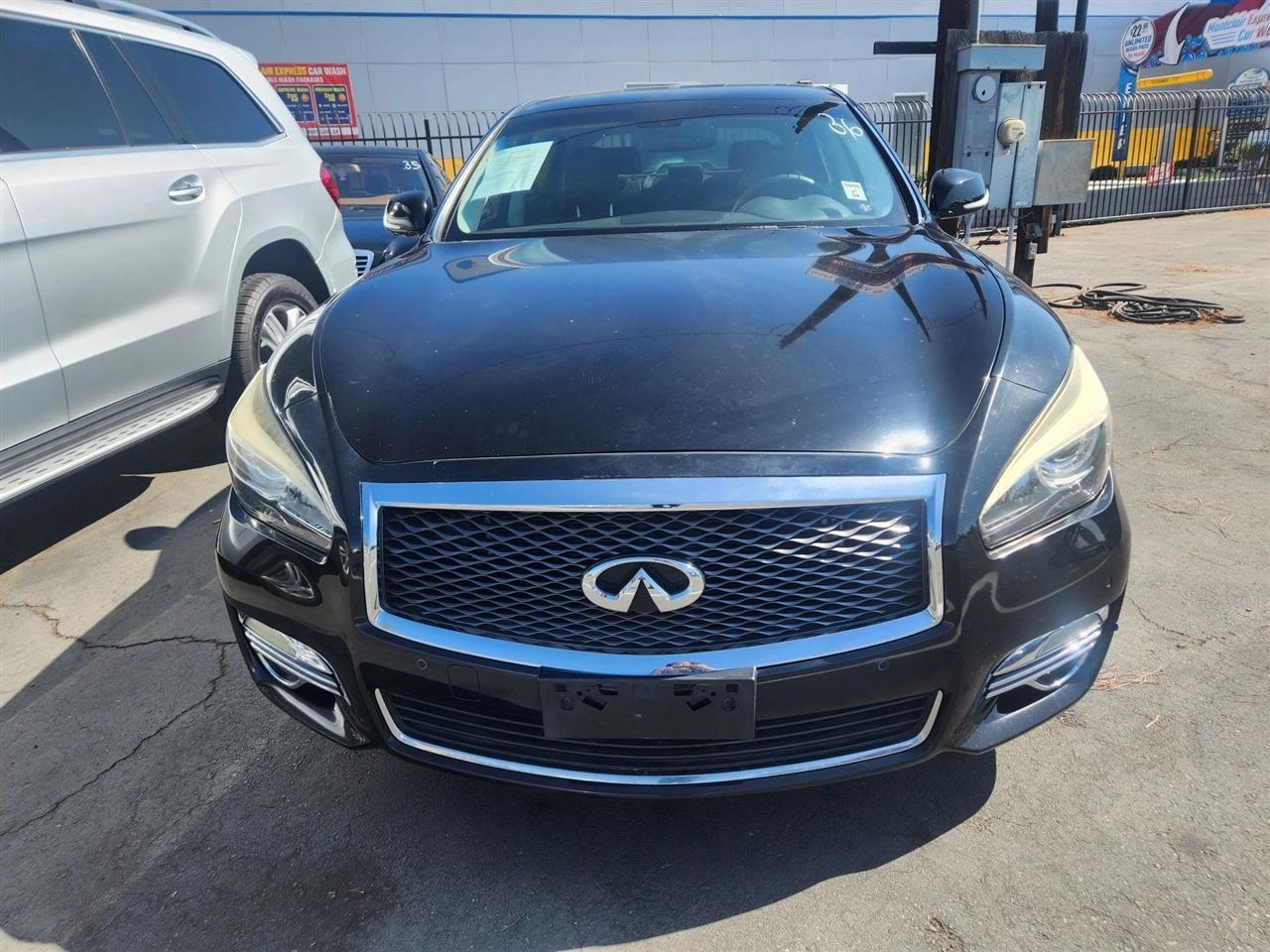 Infiniti Q70  2015