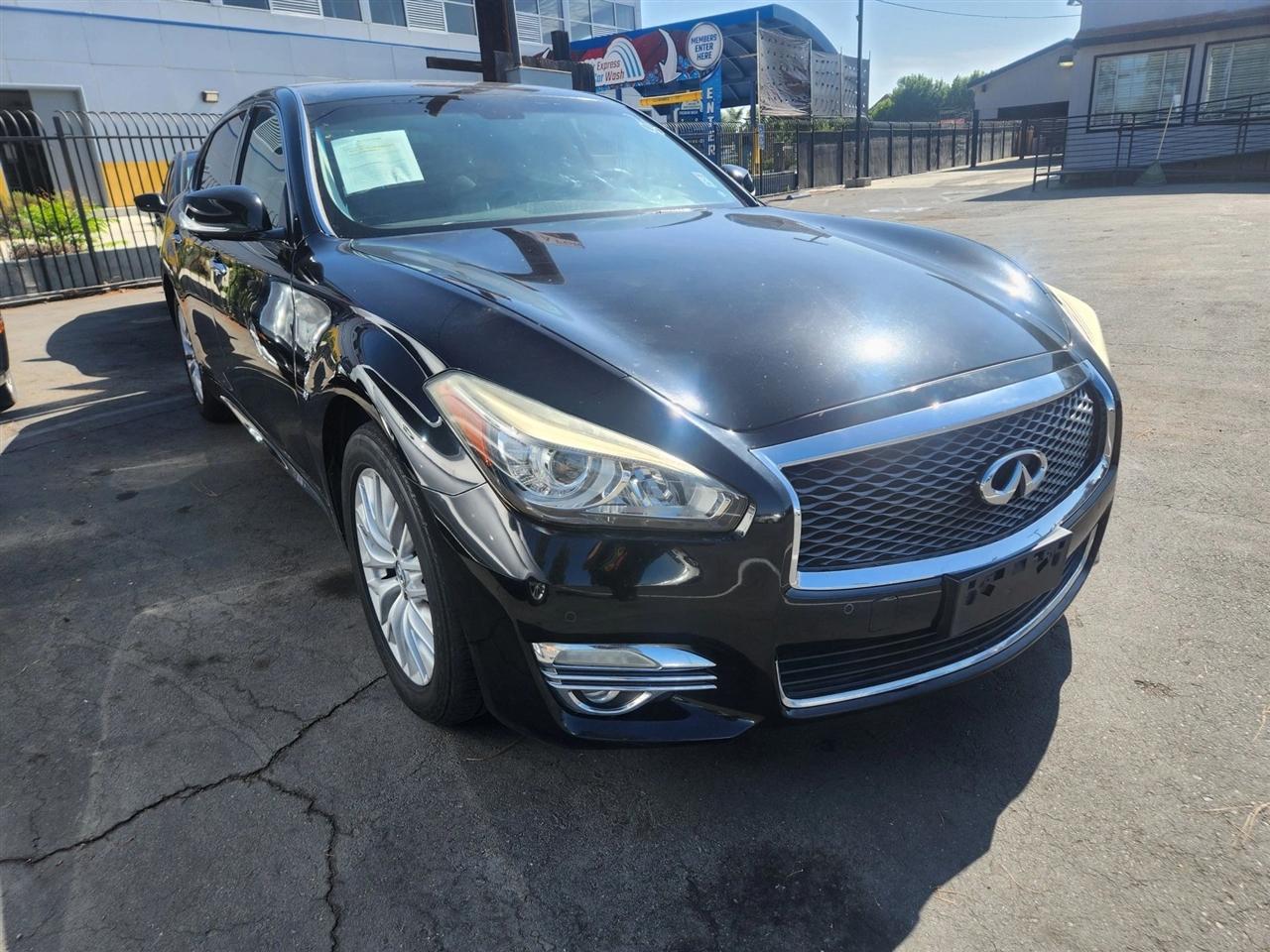 Infiniti Q70  2015