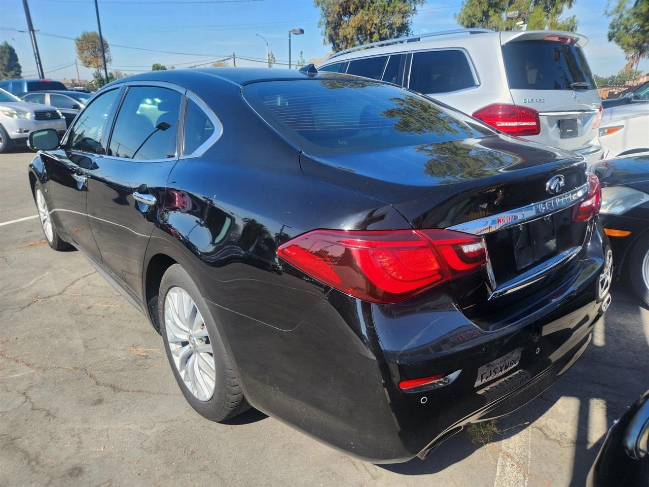 Infiniti Q70  2015