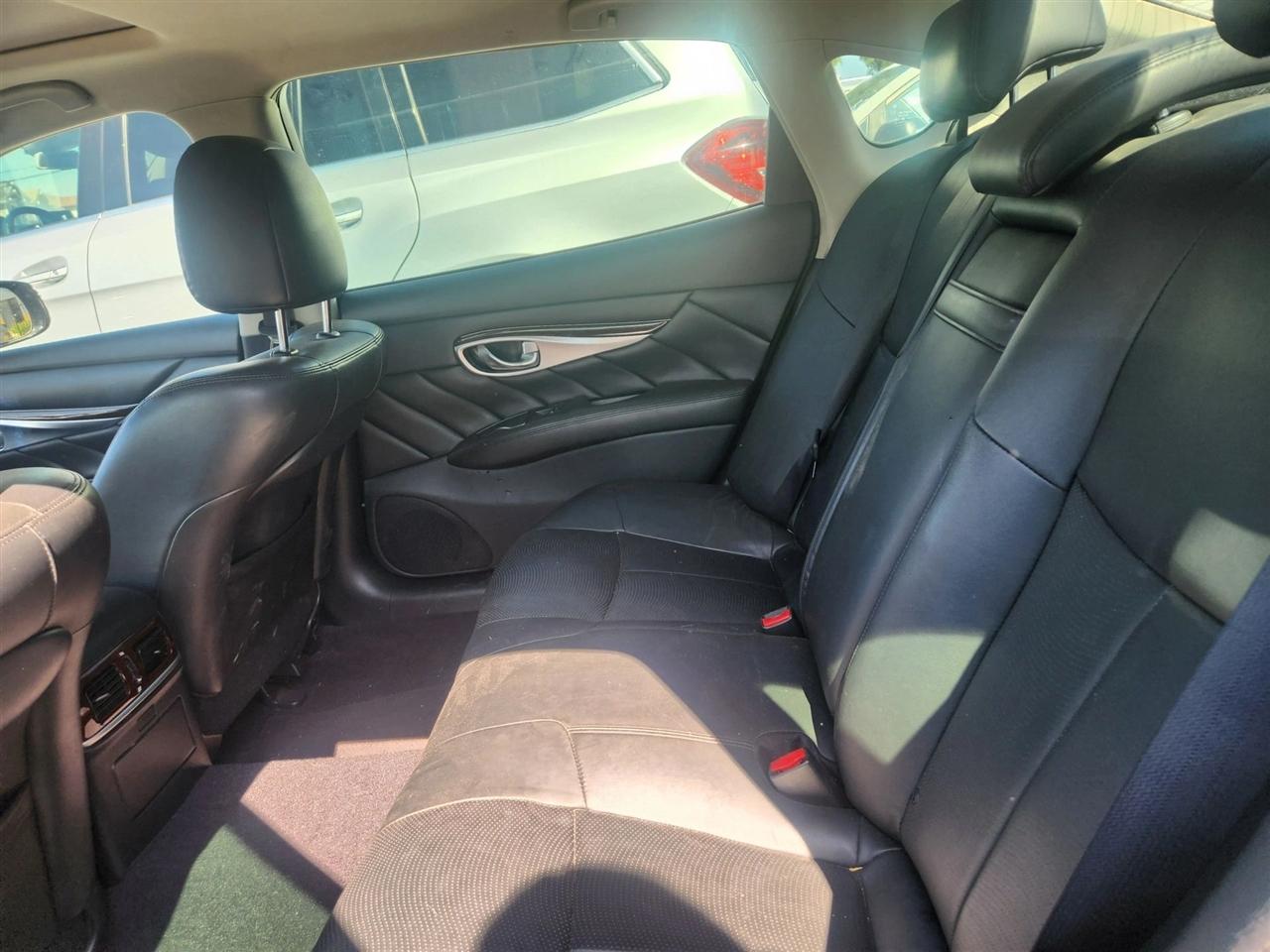 Infiniti Q70  2015