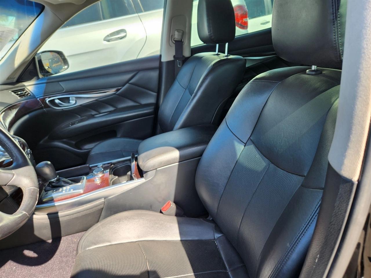 Infiniti Q70  2015