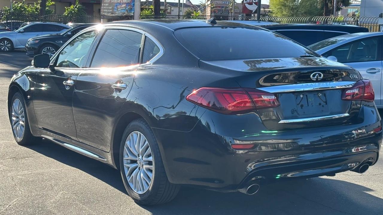 Infiniti Q70  2015