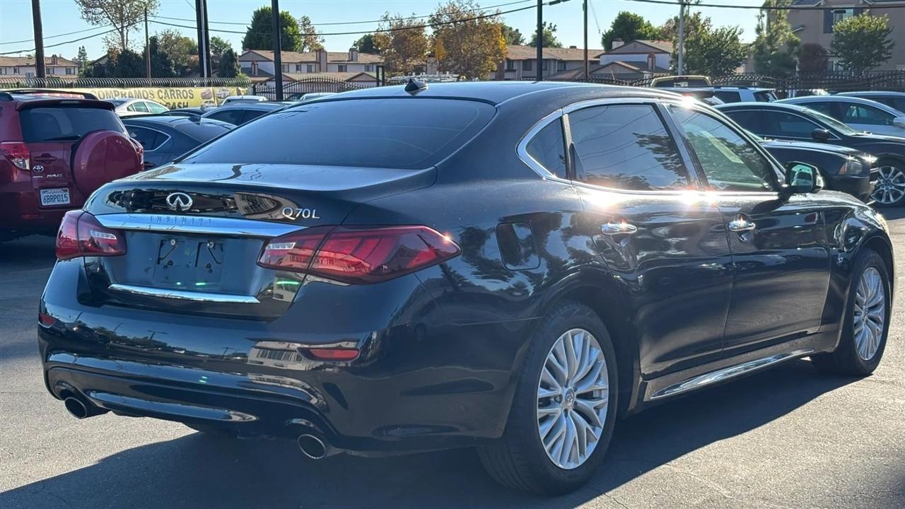 Infiniti Q70  2015